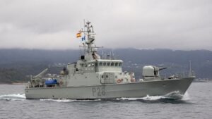 El Ejército de España despliega su gran patrullero Tabarca con armado con ametralladoras y un cañón semiautomático a la costa de Galicia y Portugal