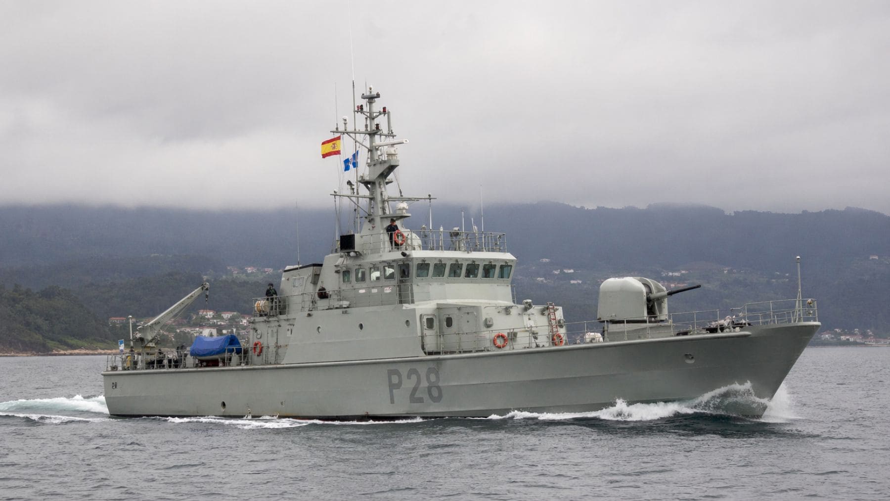 Patrullero Tabarca P-28 de la Armada Española navegando frente a la costa de Galicia en misión de vigilancia marítima.