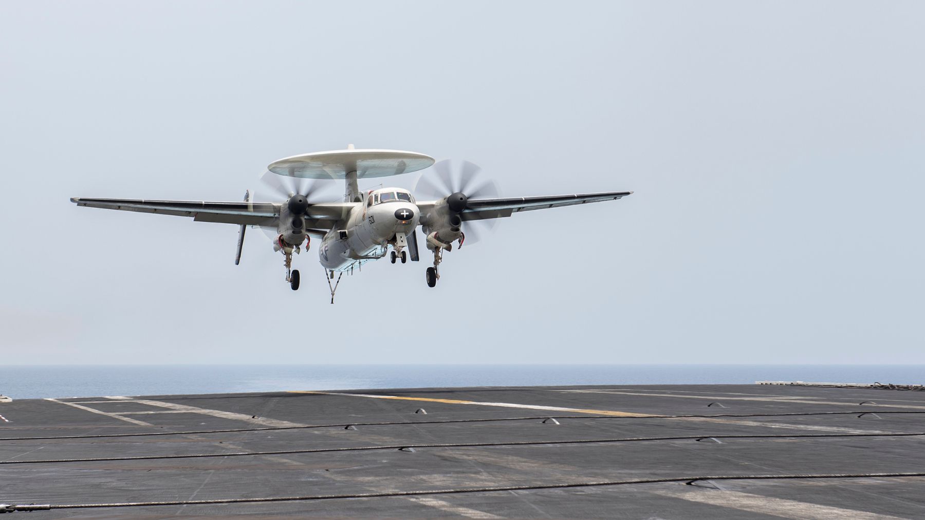 Avión de vigilancia E-2 Hawkeye despegando en un portaaviones francés similar al futuro France Libre