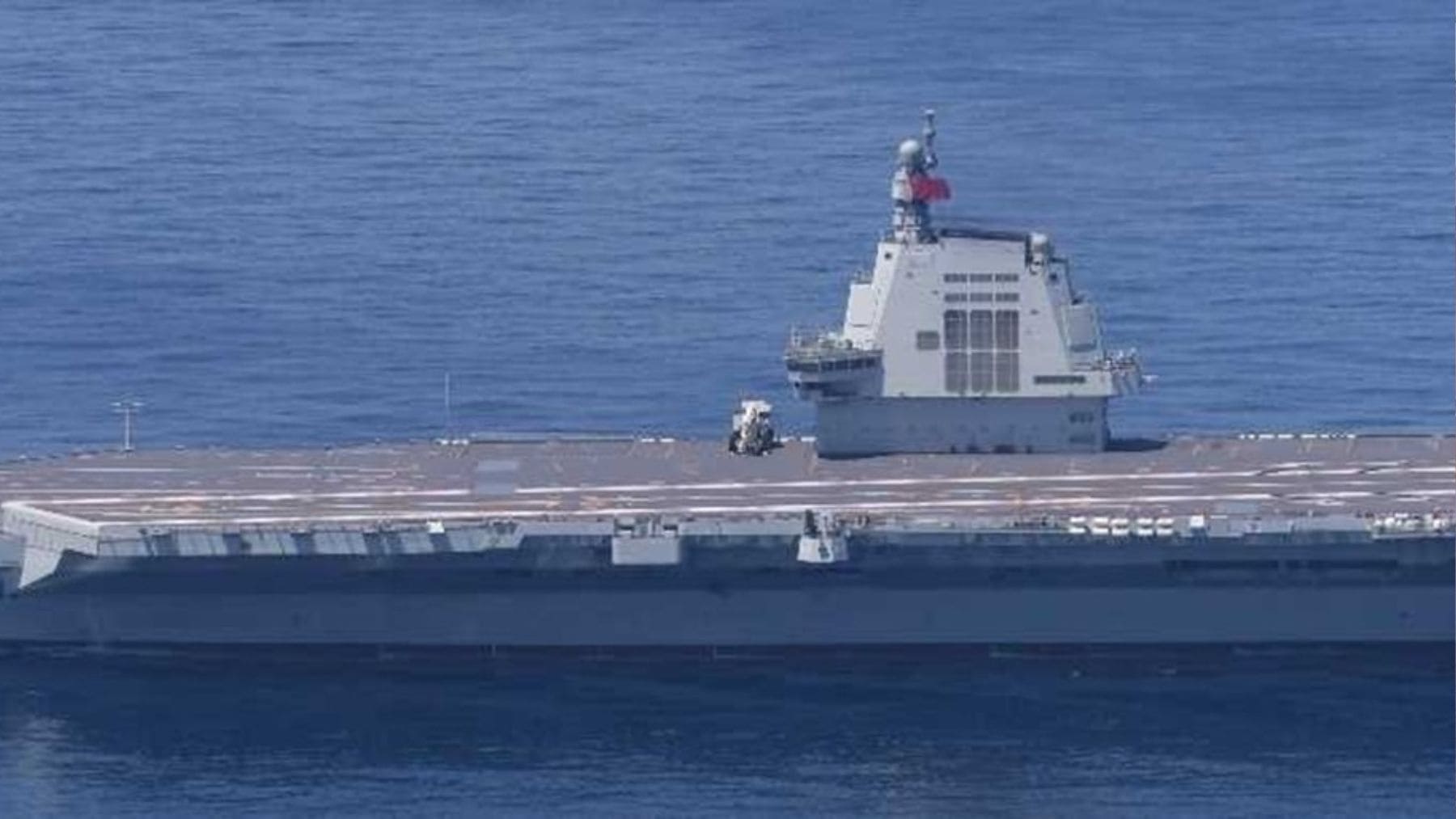 Portaaviones Fujian Tipo-003 de China durante pruebas en el mar en 2026.
