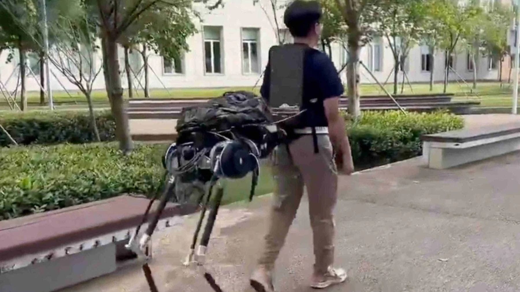 Hombre usando robot centauro biónico de SUSTech con patas robóticas para reducir el esfuerzo al cargar peso.