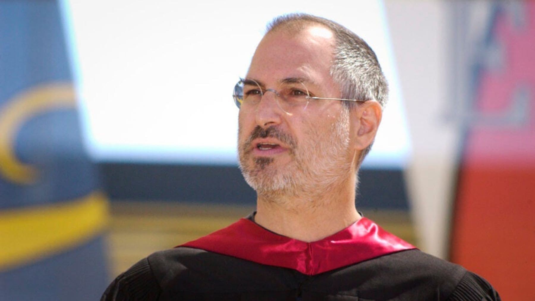 Steve Jobs durante su discurso en la graduación de Stanford 2005 donde pronunció su famosa reflexión sobre conectar los puntos.