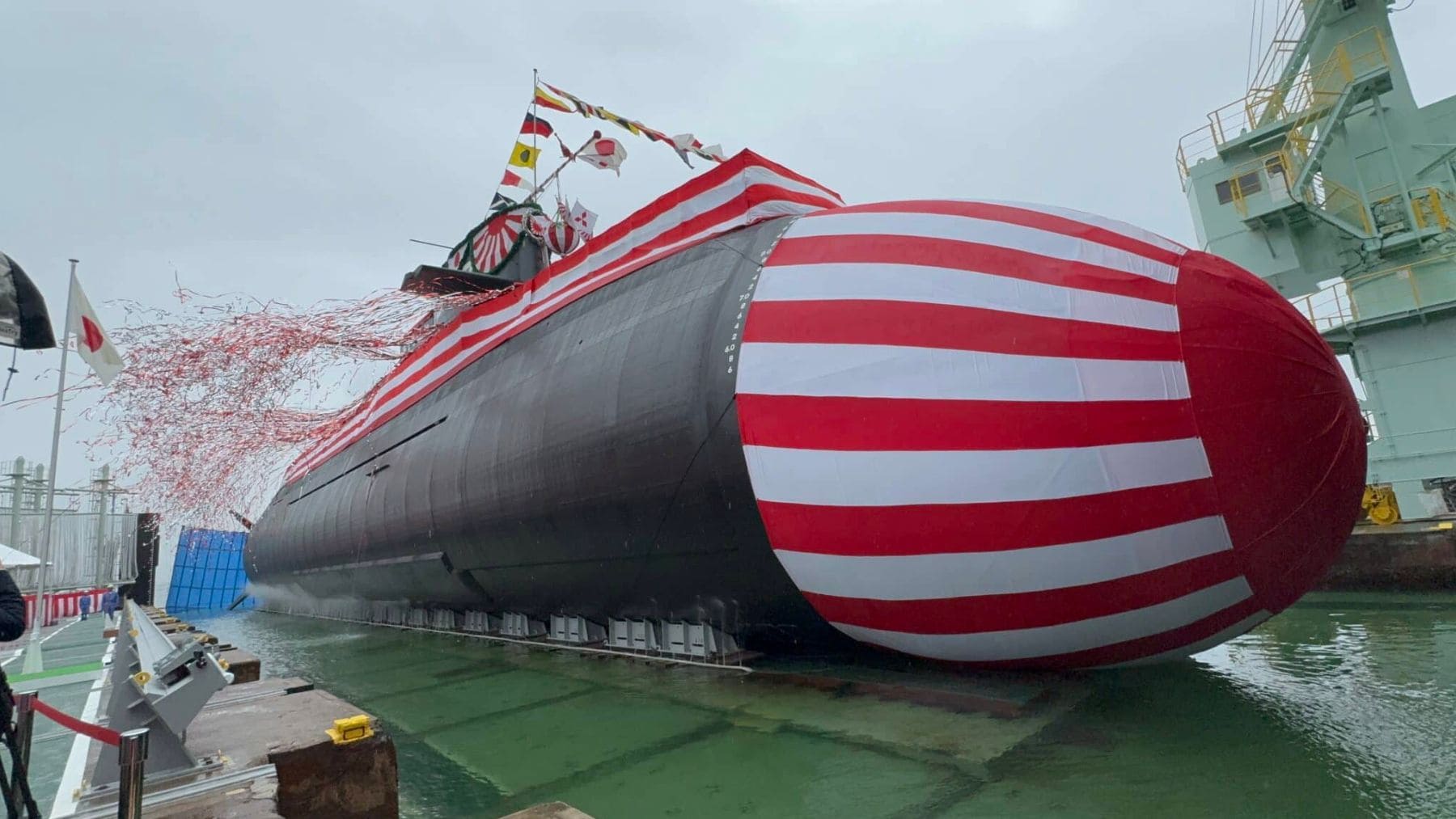 Submarino japonés Chōgei durante su botadura en astillero de Kobe con diseño de la clase Taigei.