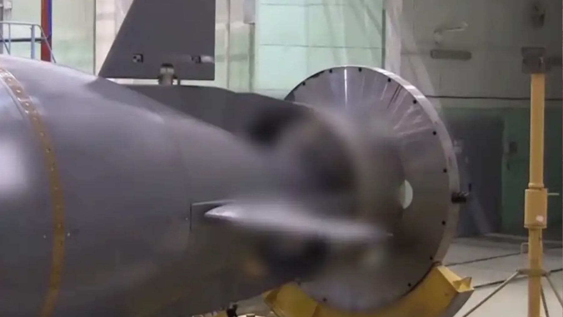Torpedo nuclear Poseidón de Rusia con hélice censurada durante pruebas en instalación militar.