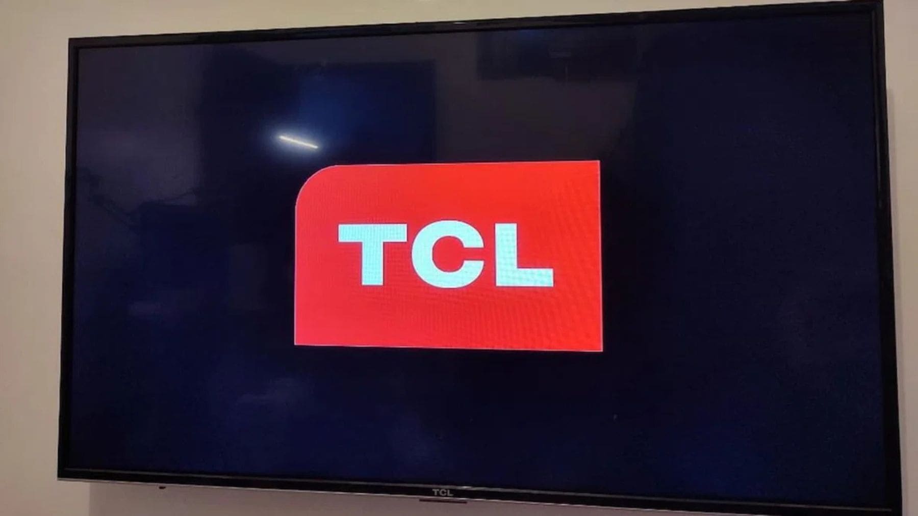 Televisor TCL X11L Mini LED mostrando el logo de la marca en pantalla.