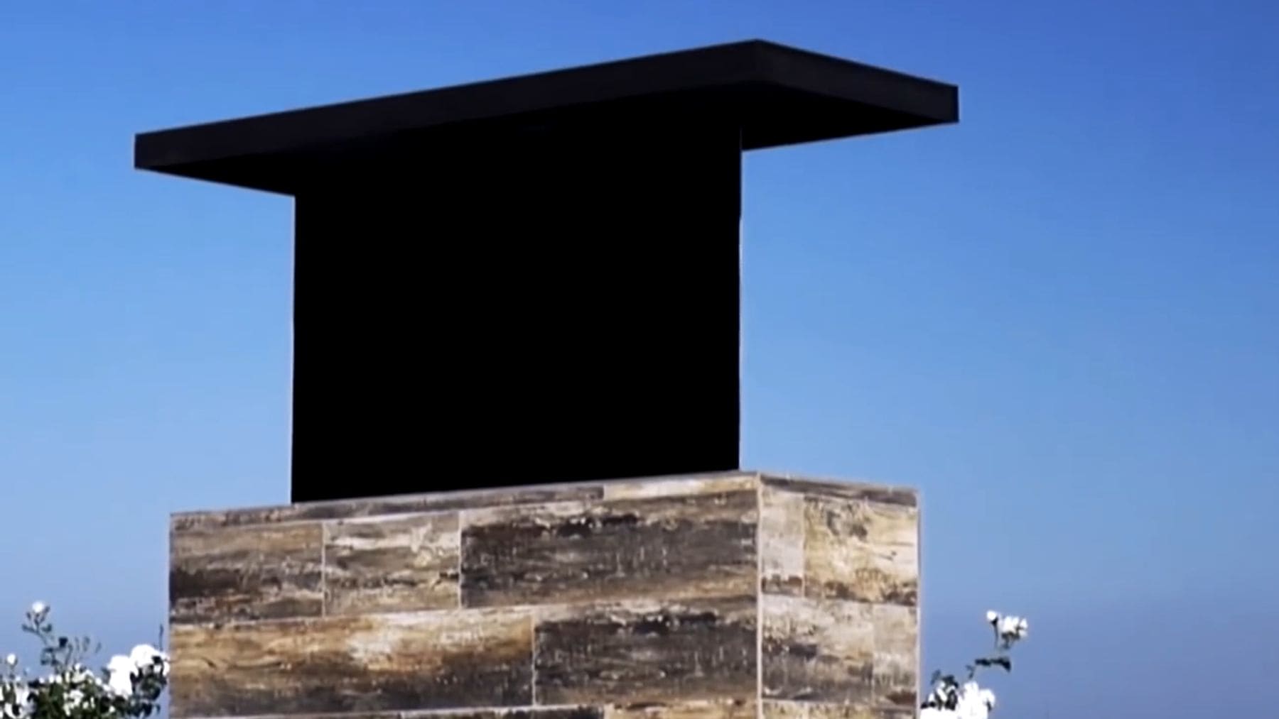 Televisor oculto en el techo de un porche que desciende con un sistema motorizado tras 17 años sin ser descubierto.