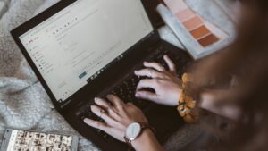 Tus vecinos se podrían estar conectando a tu WiFi pero hay una forma de saberlo y lo más importante, impedirlo