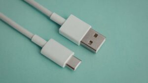 La UE confirma el cambio de norma: adiós para siempre a los cargadores de los portátiles, a partir de éste mes será obligatorio el cable USB-C