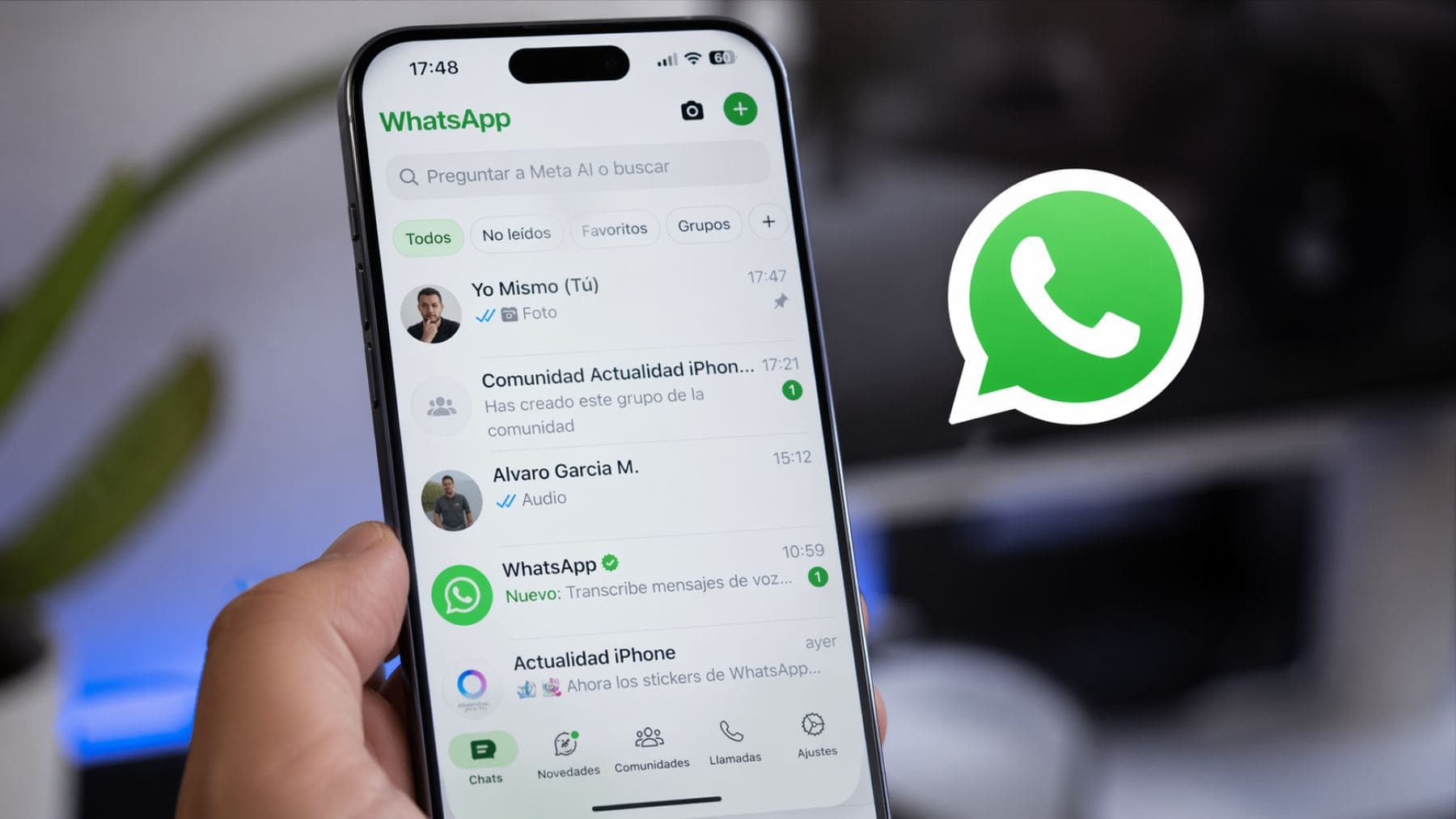 WhatsApp en iPhone con nuevo diseño Liquid Glass y barra inferior flotante translúcida.