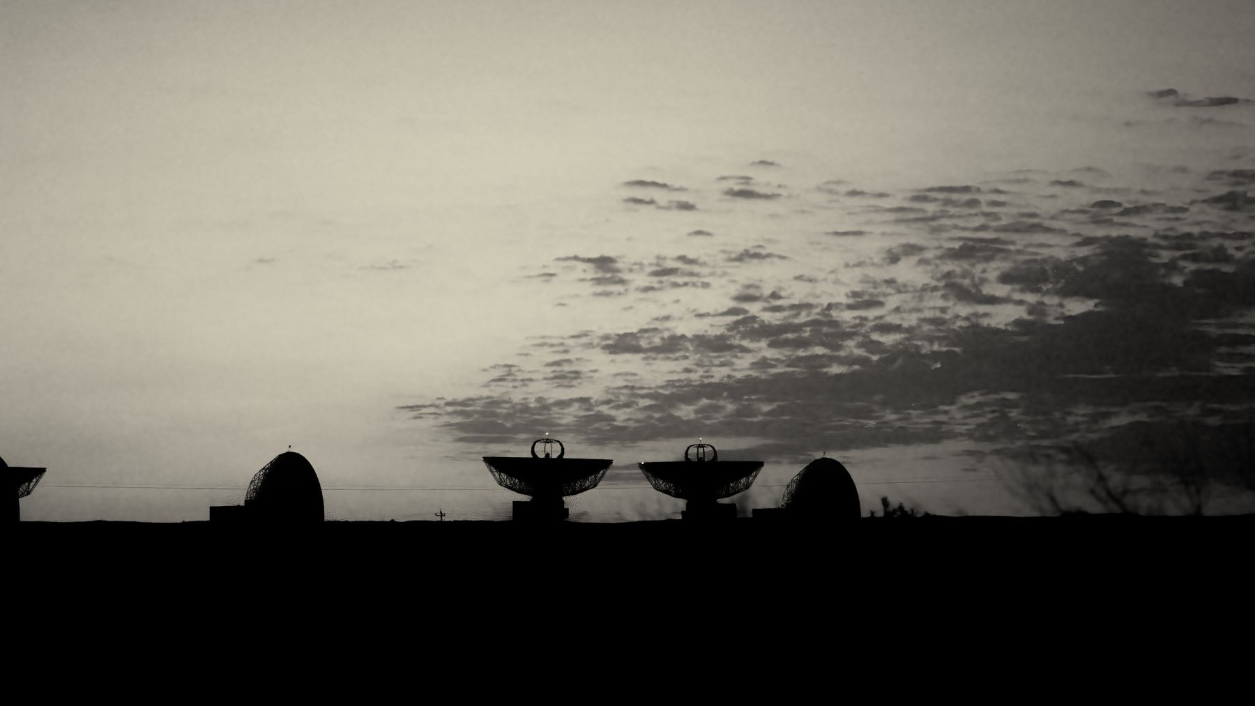 Avión espacial X-37B en órbita sobre la Tierra durante su misión secreta de 434 días.